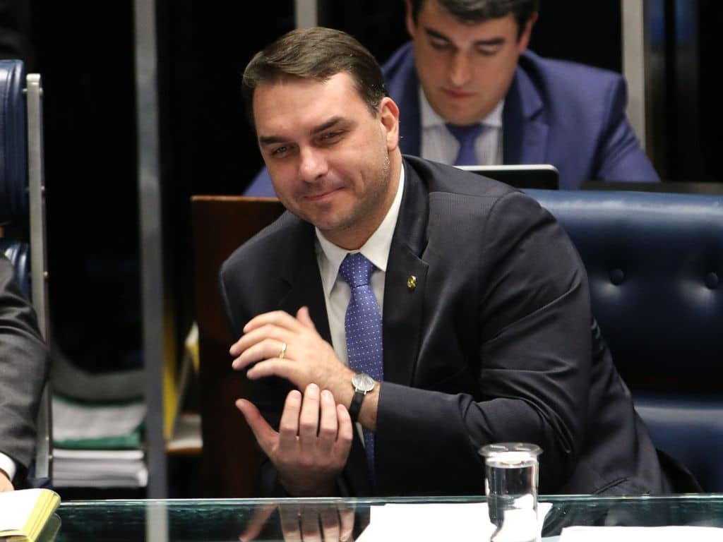 O senador Flávio Bolsonaro durante sessão que aprovou MP que autoriza a participação de até 100% de capital estrangeiro em companhias aéreas brasileiras (Foto: Fabio Rodrigues Pozzebom/Agência Brasil)