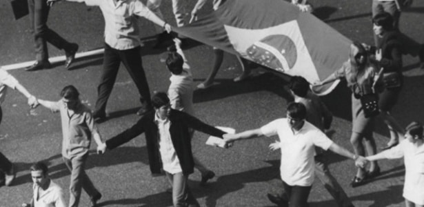 Em 1968, estudantes se uniram para combater o regime militar. A foto é da Passeata dos Cem Mil, considerada a mais importante manifestação da resistência (Foto: Arquivo Nacional)