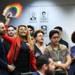 Protesto da suplente de deputada federal por Brasília, Ruth Venceremos na comissão que aprovou o fim do casamento Homoafetivo (Foto: Lula Marques/ Agência Brasil)